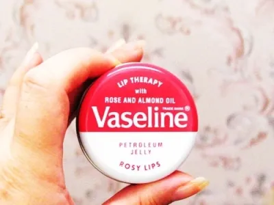 8 công dụng tuyệt vời của Vaseline