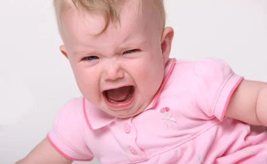 Làm gì giúp bé bớt sợ người lạ