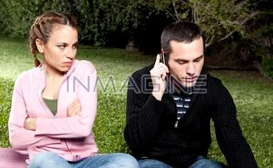 Làm gì khi chồng làm bạn với nhiều người yêu cũ?