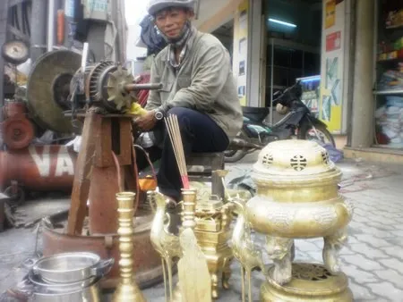 Đánh bóng lư đồng - Dịch vụ “hốt bạc” ngày giáp Tết