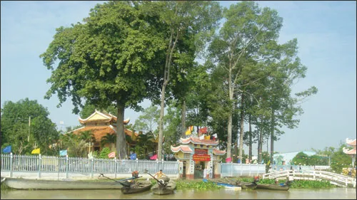 Chùa nổi trong mùa lũ
