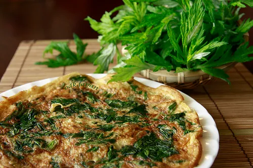 Trứng gà ngải cứu - Món quà vặt hấp dẫn của Hà Nội
