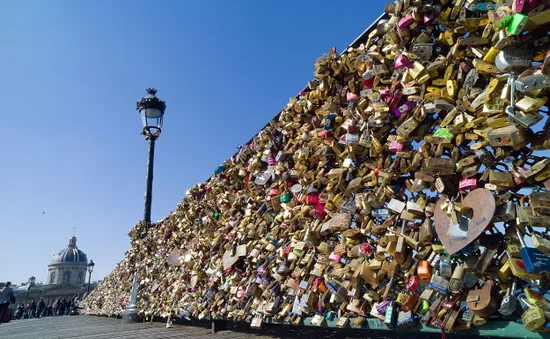 Cầu nghệ thuật Paris sẽ đổ gãy vì khóa tình yêu? 