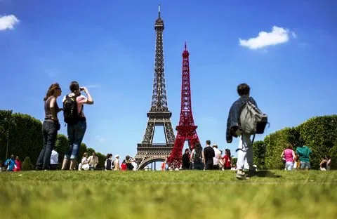 Độc đáo mô hình tháp Eiffel bằng ghế công viên