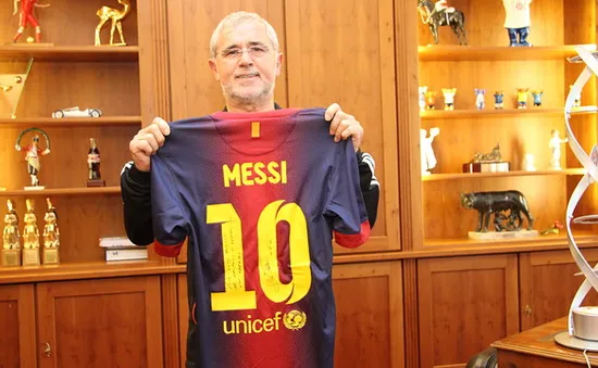 Chiếc áo Messi gửi tặng Mueller được đưa vào Viện bảo tàng
