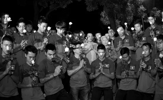 U19 Việt Nam viếng Đại tướng Võ Nguyên Giáp trong đêm