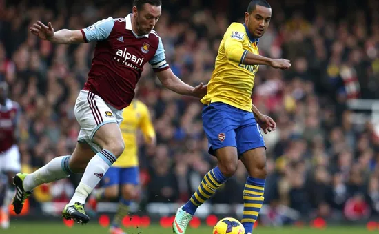 West Ham 1-3 Arsenal: Walcott và Podolski đem quà cho "Pháo thủ" (VIDEO)