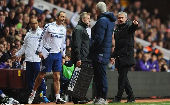 Chelsea bại trận, Mourinho "chiến" với trọng tài