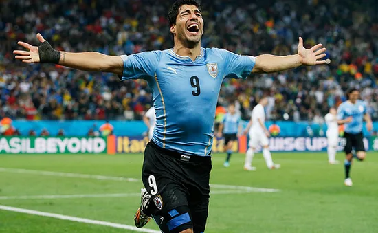 Chùm ảnh: Suarez một mình đánh bại người Anh