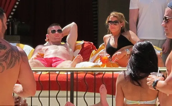 Bỏ World Cup, Rooney và vợ tận hưởng kỳ nghỉ ở Las Vegas
