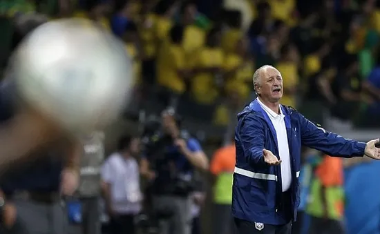 Thầy trò HLV Scolari nức nở xin sự tha thứ của NHM Brazil