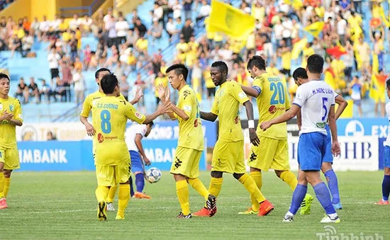 Vòng 22 V-League: Samson lập hat-trick, Hà Nội T&T bám sát B.Bình Dương