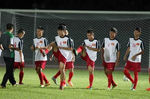 Thua Malaysia, HLV Guillaume không trách các học trò U19 Việt Nam