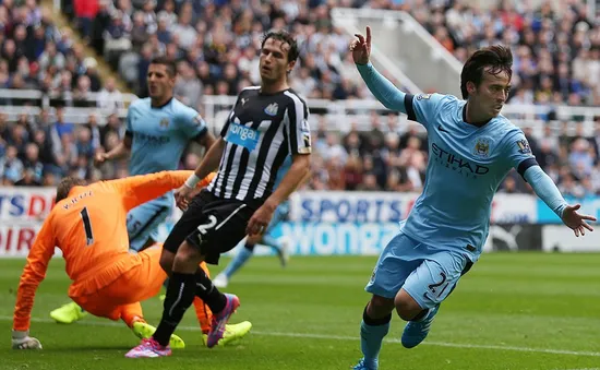 ĐKVĐ Man City giành 3 điểm nhọc nhằn ngày ra quân