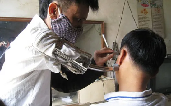 Người thợ cắt tóc một tay