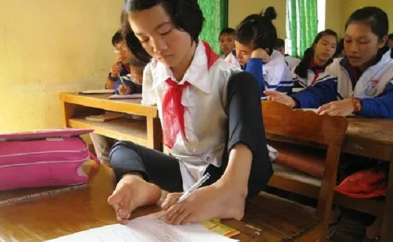 Cô bé không tay mơ thành kỹ sư công nghệ thông tin