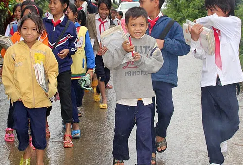 Xin hãy giúp em không còn phải co ro, chịu đói tới trường trong rét buốt