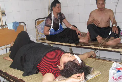 Lật xe du lịch, 31 người bị nạn