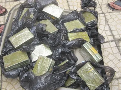 Bắt 4 phụ nữ vận chuyển 20 bánh heroin 
