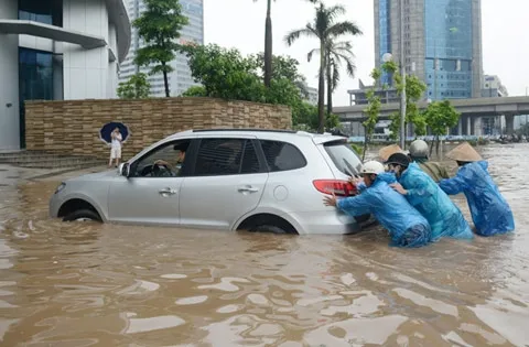 Dịch vụ đẩy xe, mò biển số "hút khách" ngày lụt