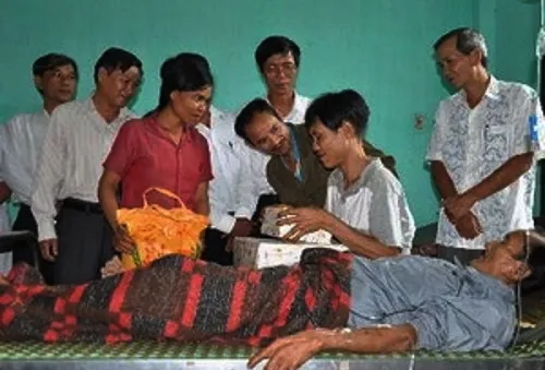 Hỗ trợ hai cha con “người rừng” ổn định cuộc sống
