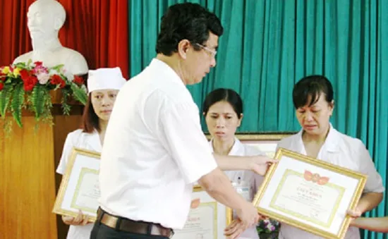 Khen thưởng 3 cán bộ tố cáo tiêu cực ở BVĐK Hoài Đức 