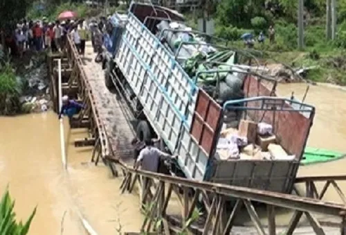 Xe chở quá tải trọng làm sập cầu sắt bắc qua suối