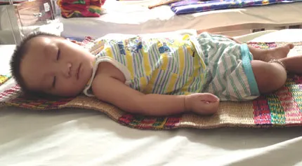 Bé 7 tháng tuổi mong manh sự sống 