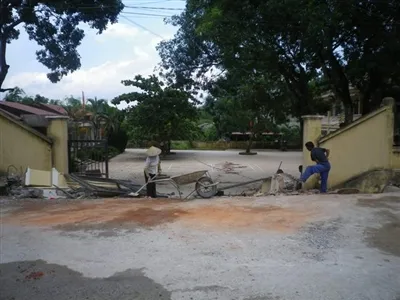 Xe tải kéo đổ cổng trường, 4 người chết, 1 người bị thương