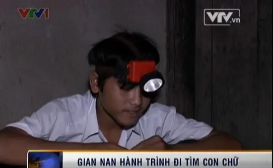 “Tìm chữ” bằng… ánh sáng le lói của đèn pin