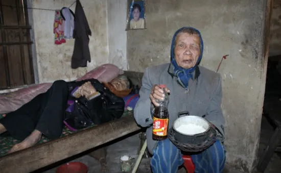 Nhói lòng đôi vợ chồng già cô độc co ro trong giá rét