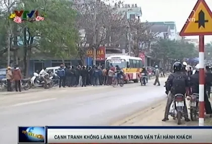 Mang ô tô, máy công trình ra chắn ngang đầu xe buýt