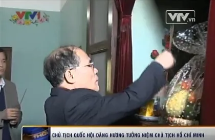 CTQH Nguyễn Sinh Hùng dâng hương, tưởng niệm Chủ tịch Hồ Chí Minh 