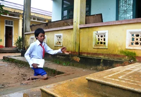 Khâm phục cậu học trò Vân Kiều đến trường bằng… đầu gối