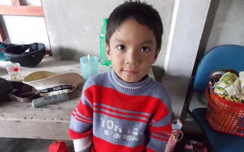 Thương cậu bé nghèo bị ung thư máu