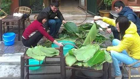 Nhóm bạn trẻ Hà Nội gói bánh chưng tặng trẻ em nghèo SaPa