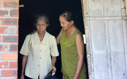 Đắng lòng cảnh cụ già cô độc bị mù lòa, thần kinh