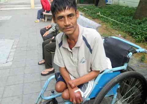 Người đàn ông ngồi xe lăn và 17 năm ròng trong bệnh viện