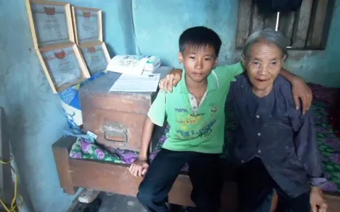 Cậu học trò mò cua nuôi bà nội với ước mơ làm bác sĩ 