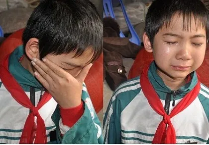 Bố mẹ qua đời, một mình em lớp 7 chăm anh trai và chị gái ngớ ngẩn