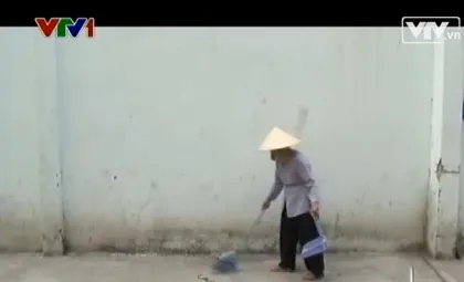 Cụ bà hơn 20 năm tự nguyện quét rác làm sạch tuyến hẻm