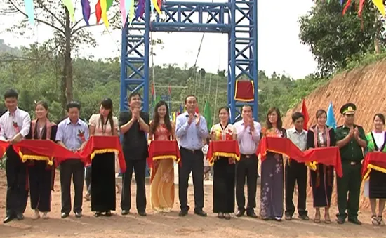 Niềm vui Sam Lang - nơi cô trò chui vào túi nilon qua suối	