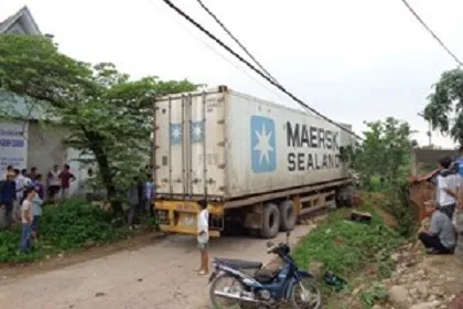 Xe container đâm xe máy, 2 người tử vong tại chỗ