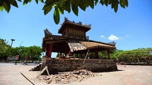 TT-Huế: Phu Văn Lâu bất ngờ bị sập một góc phần mái vì mối ăn 