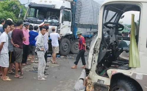 Lào Cai: Xe khách đấu đầu xe tải, 10 người bị thương
