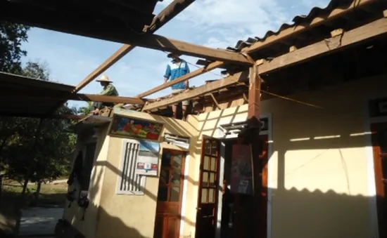 Hà Tĩnh: Lốc xoáy làm hàng trăm ngôi nhà bị tốc mái