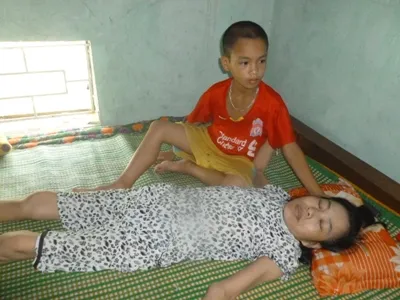 Bố mất sớm, cậu bé 9 tuổi chăm mẹ ung thư
