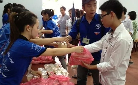 Phát cơm trưa miễn phí cho thí sinh thi ĐH-CĐ tại Hà Nội 