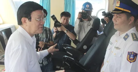Chủ tịch nước thăm nơi sửa chữa các tàu Cảnh sát biển
