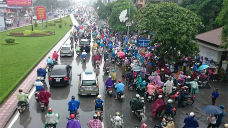 Giao thông Hà Nội ùn tắc trong ngày làm thủ tục dự thi ĐH đợt 2